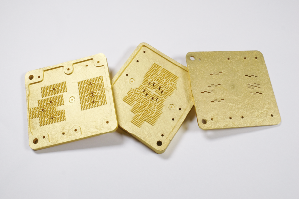 金属メッキしたザイロン™XP650(AA105-52)製導波管スロットアレイアンテナ